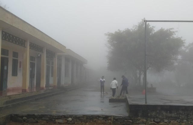 Mùa đông, sương mù bao phủ, trong lớp học trên đỉnh Cao Sơn lúc nào ngày cũng như đêm.  