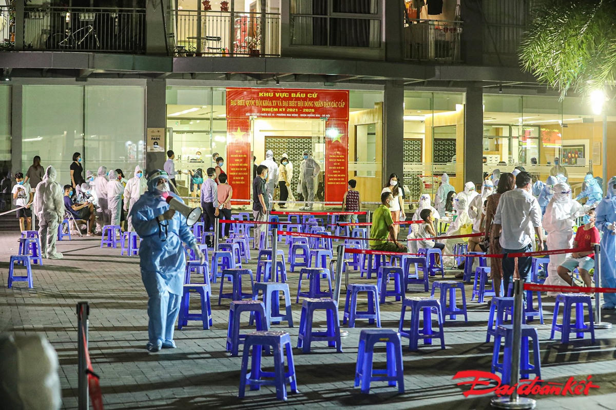 Các hàng ghế được xếp đảm bảo đúng quy định giãn cách dành cho người dân xuống chờ lấy mẫu xét nghiệm. Ảnh: Quang Vinh. 