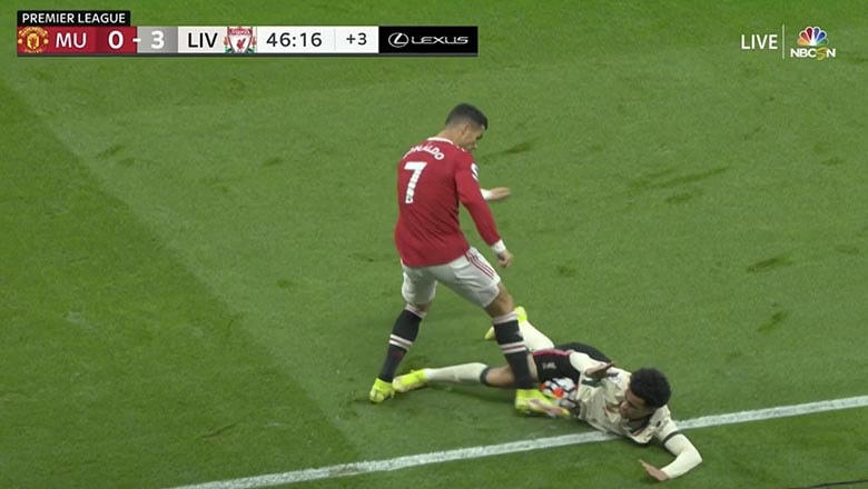 C.Ronaldo nổi điên, có hành động xấu xí 'không thể chấp nhận được'