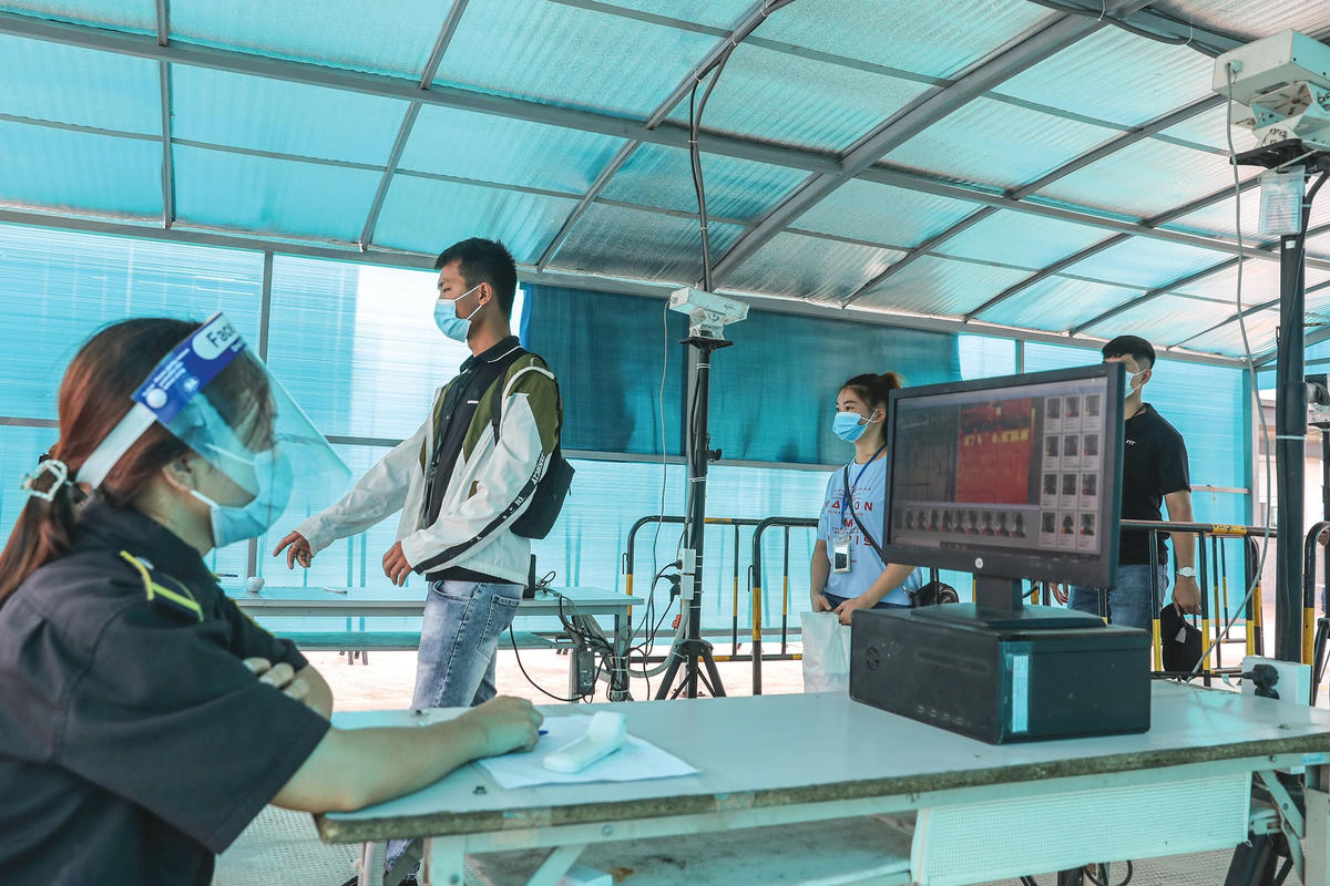 Công nhân được đo thân nhiệt tự động và rửa tay sát khuẩn.