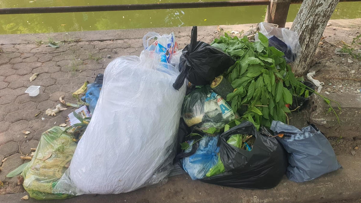 Những ngày cuối tuần qua, rác thải sinh hoạt tràn ngập phố phường ở TP Thái Bình, không được thu gom, xử lý như thường lệ, bốc mùi hôi thối.