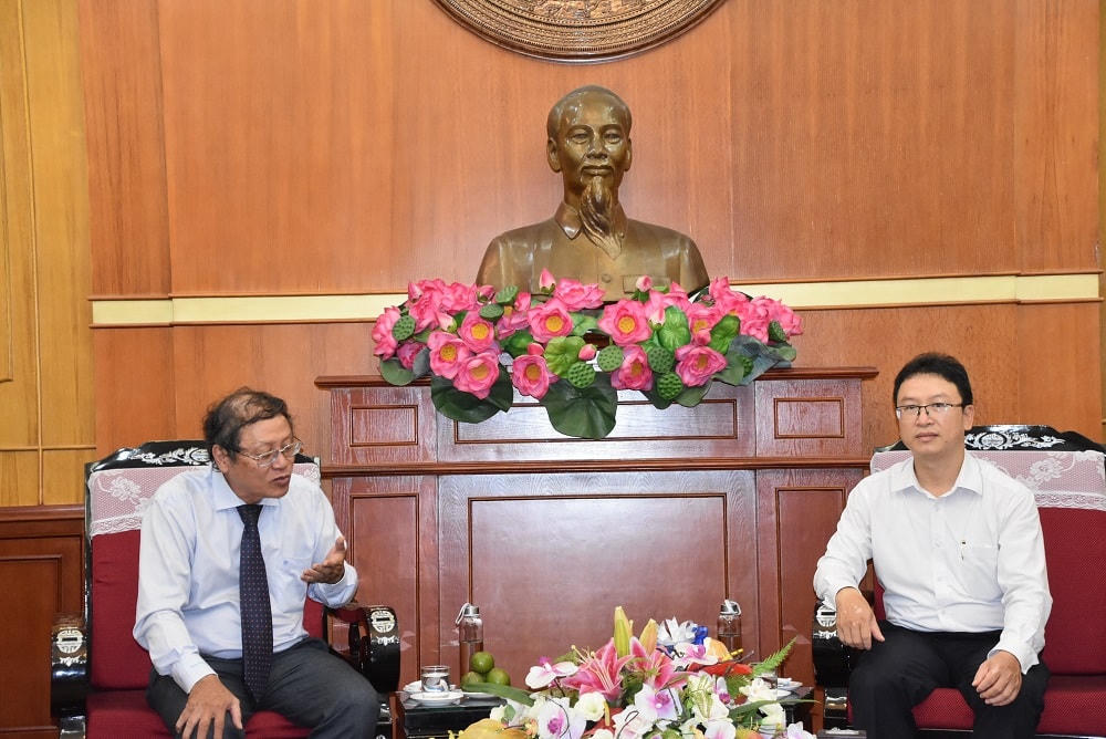 Ông Nguyễn Văn Thanh trao đổi với Mục sư Trần Thanh Truyện.