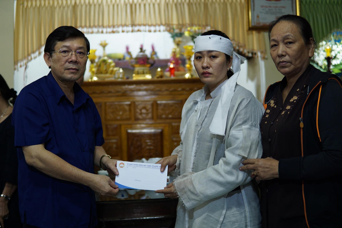 ... gia đình liệt sĩ Nguyễn Văn Bình......và gia đình liệt sĩ Tôn Thất Bảo Phúc. Ba liệt sĩ hy sinh khi đang làm nhiệm vụ tìm kiếm cứu nạn tại Thủy điện Rào Trăng 3.