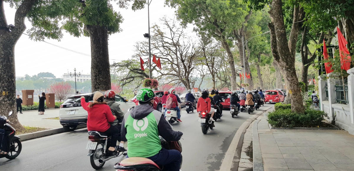 Mùng 1 Tết Tân Sửu, người dân Hà Nội ra đường chúc Tết, nhiều tuyến phố sôi động