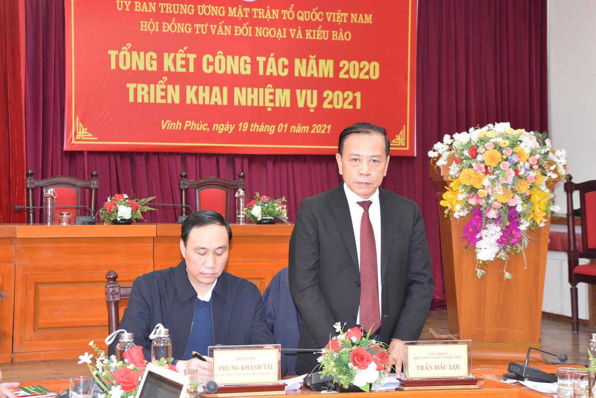 Ông Trần Đắc Lợi, Chủ nhiệm Hội đồng tư vấn Đối ngoại và Kiều bào trình bày kết quả công tác năm 2020.