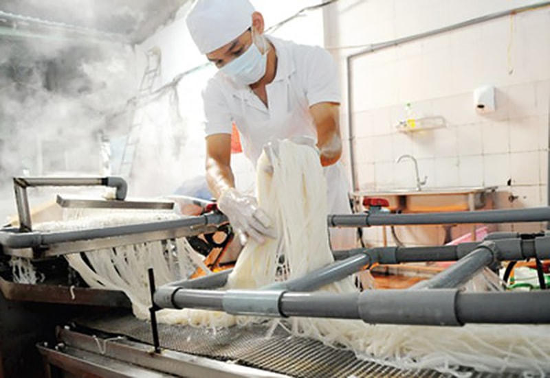 Sản xuất bún tại cơ sở Kiều Trang, phường 12, quận Gò Vấp. Ảnh: K.N.