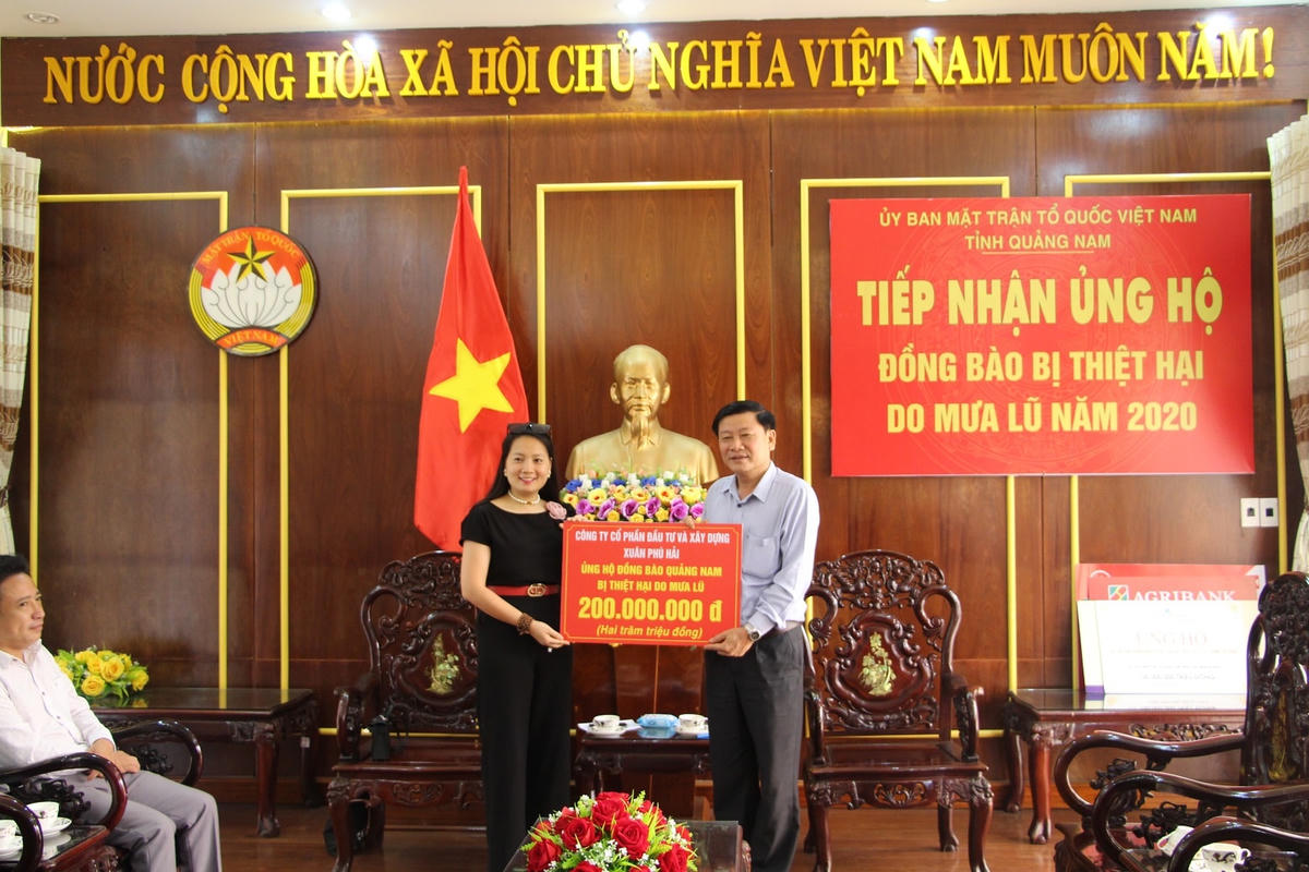 Mặt trận Quảng Nam tiếp nhận sự ủng hộ của Công ty CP Xuân Phú.