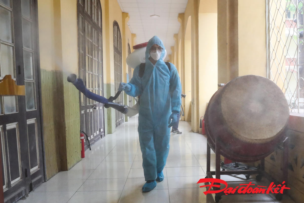 Phun khử khuẩn các điểm thi vào 10 tại Hà Nội