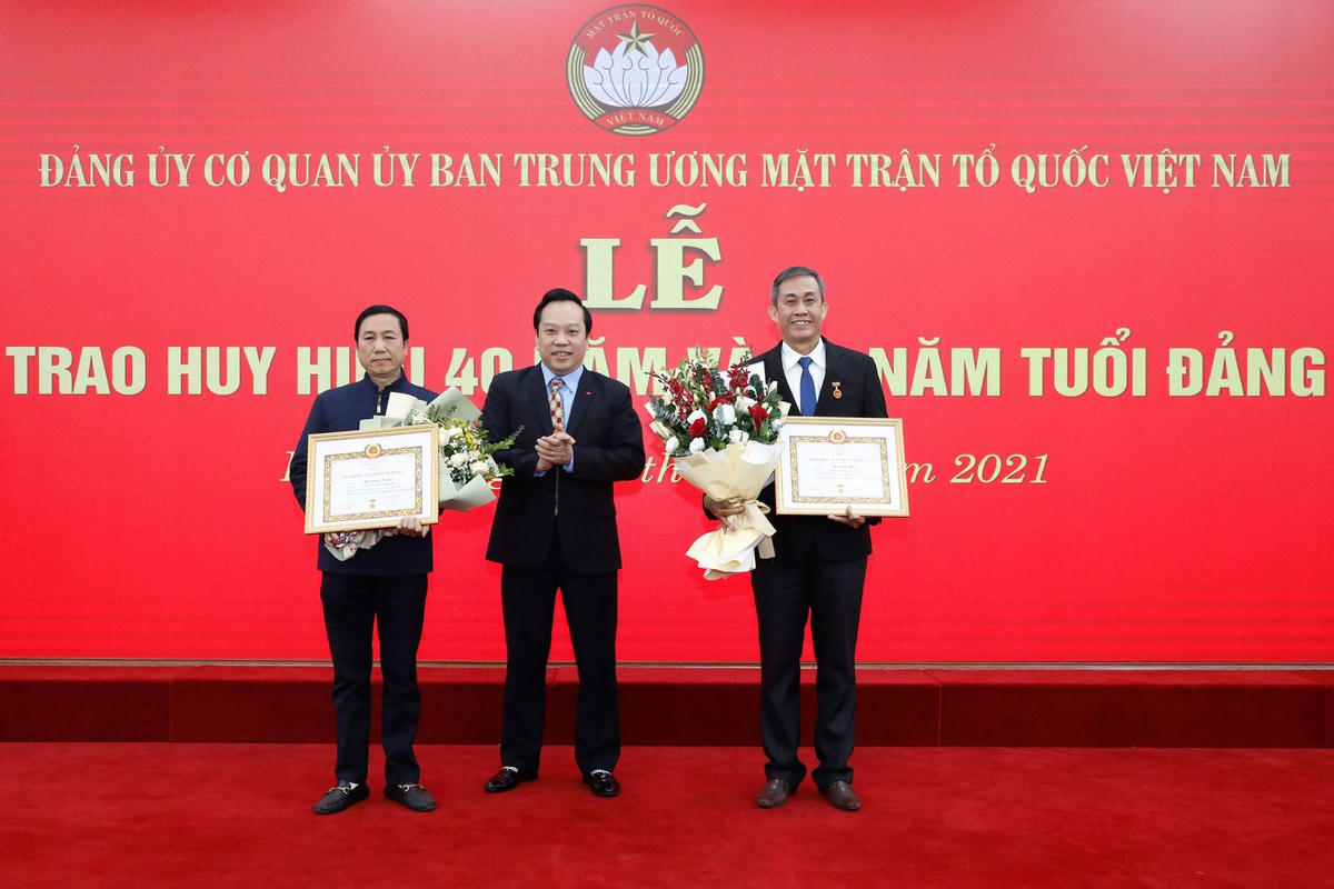 Ông Đỗ Việt Hà, Phó Bí thư Đảng ủy Khối các cơ quan Trung ương trao Huy hiệu 30 năm tuổi Đảng cho 2 đảng viên thuộc Đảng bộ Cơ quan UBTƯ MTTQ Việt Nam.  