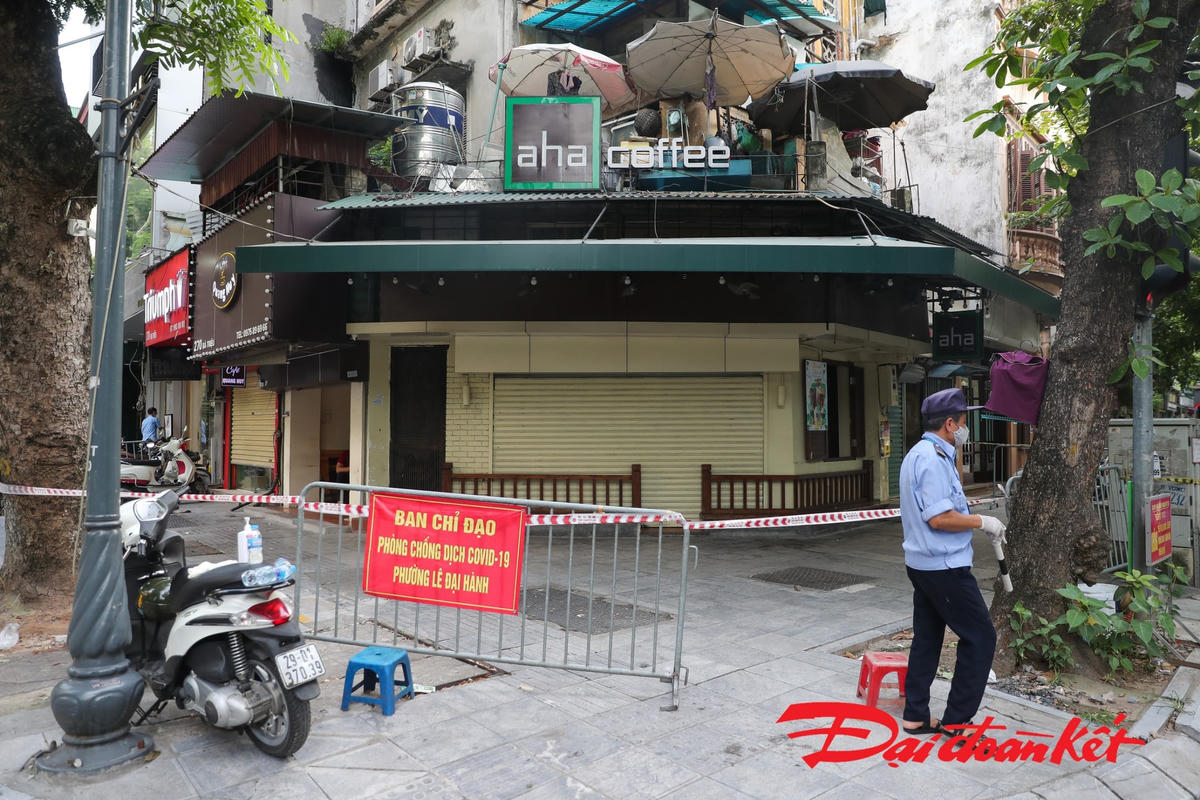 5 ca dương tính cũng có mặt tại quán cafe ở phố Bà Triệu, quận Hai Bà Trưng, Hà Nội. Các biện pháp phòng dịch cũng ngay lập tức được triển khai tại địa điểm này. Ảnh: Quang Vinh.