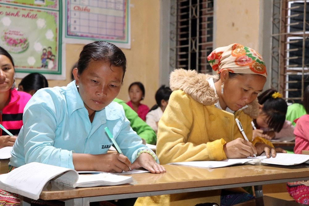 Học viên lớp xóa mù chữ do Đồn biên phòng Mường Lạn tổ chức tại bản Huổi Pá. (Ảnh: Hữu Quyết/TTXVN).