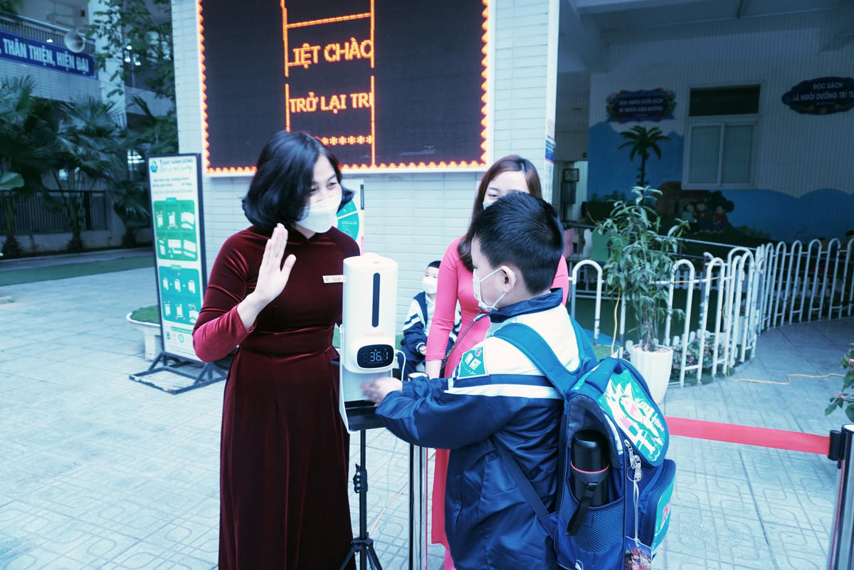 Bà Lê Thu Hằng, Hiệu trưởng Trường Tiểu học Bà Triệu chào đón học sinh tới trường.