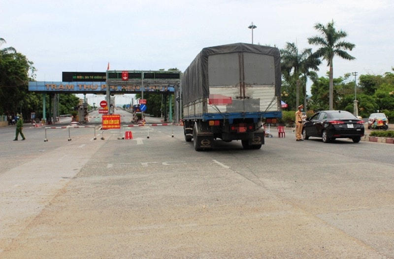 Điểm chốt kiểm soát đầu cầu Bến Thủy 1 bắc qua sông Lam nối hai tỉnh Nghệ An, Hà Tĩnh. Ảnh: Đắc Lam.