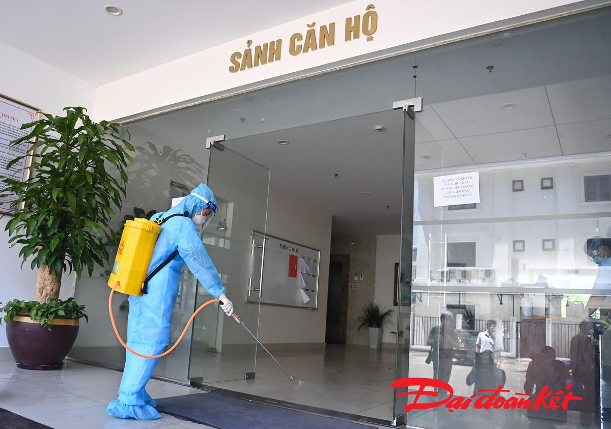 [ẢNH] Cận cảnh biện pháp phòng, dịch tại chung cư có 2 ca dương tính ở Hà Nội