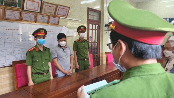 Công an đọc lệnh khởi tố, bắt giam Lương Duy Tân ngày 26/4. Ảnh Công an quận Thanh Khê cung cấp.