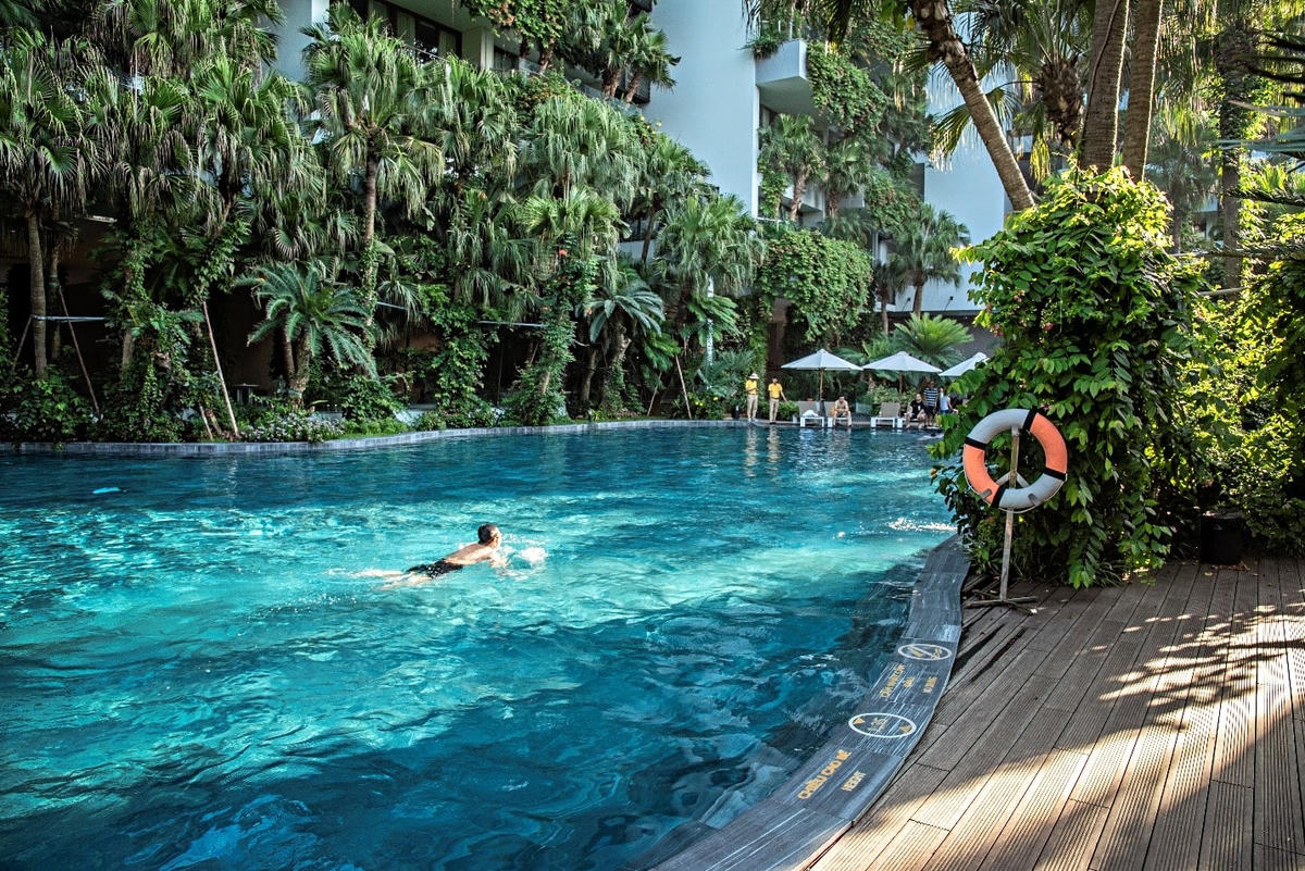 Bể bơi nước nóng ngoài trời cũng là một điểm nhấn thú vị của nhiều resort trong chu trình tăng cường sức khỏe, thư giãn tinh thần.