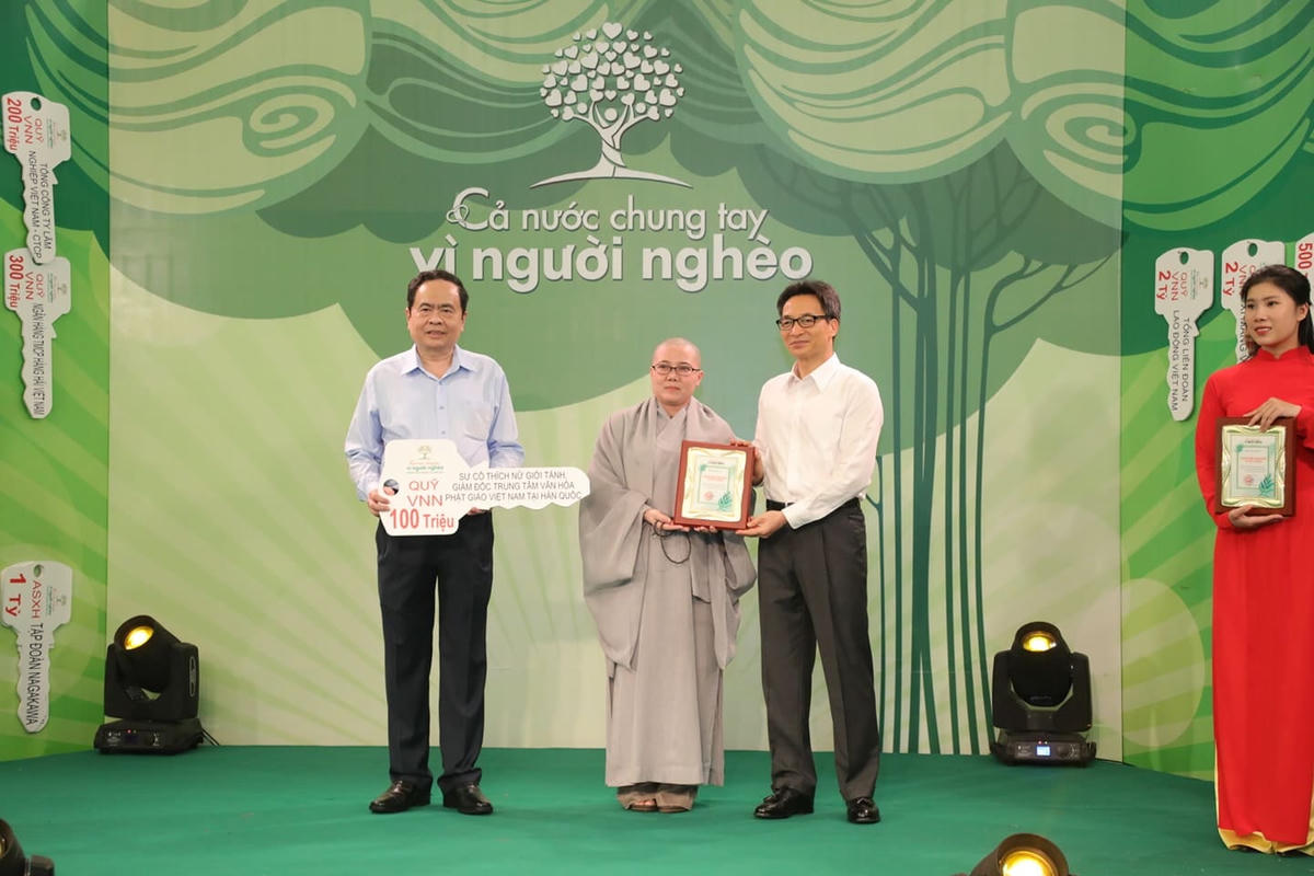 Chủ tịch Trần Thanh Mẫn và Phó Thủ tướng Vũ Đức Đam tiếp nhận ủng hộ từ Sư cô Thích Nữ Giới Tánh, Giám đốc Trung tâm Văn hóa Phật giáo Việt Nam tại Hàn Quốc.