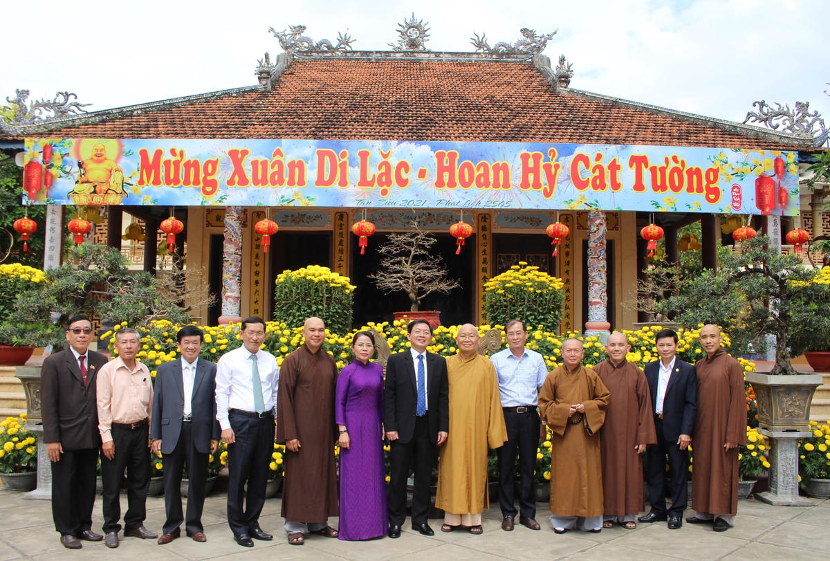 Ông Hồ Quốc Dũng, Bí thư Tỉnh ủy tỉnh Bình Định cùng Lãnh đạo Mặt trận Tổ quốc và các sở, ngành liên quan thăm và chúc mừng Hòa Thượng Thích Nguyên Phước, Trưởng Ban Trị sự Giáo hội Phật giáo Việt Nam tỉnh Bình Định.