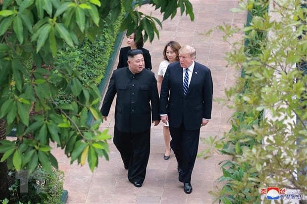 Tổng thống Mỹ Donald Trump (phải) và nhà lãnh đạo Triều Tiên Kim Jong-un tại Hội nghị Thượng đỉnh Hoa Kỳ-Triều Tiên lần thứ hai tại Hà Nội, ngày 28/2/2019. (Ảnh: TTXVN).