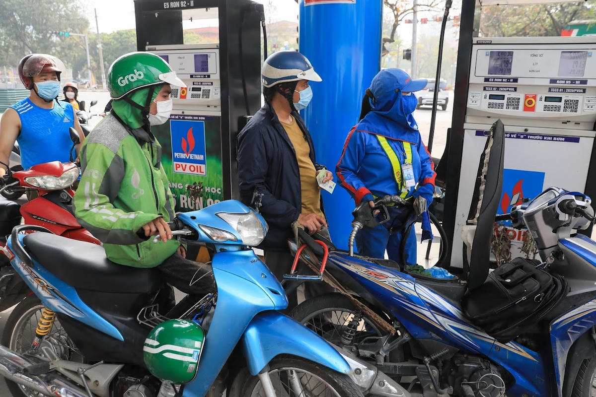 Ngày 21/3, giá xăng đã giảm hơn 600 đồng/lít. Ảnh: Quang Vinh