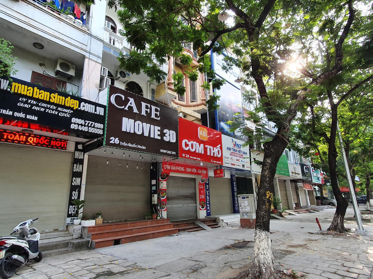 Cũng theo chỉ thị của UBND TP Hà Nội, các cửa hàng kinh doanh dịch vụ không cần thiết đều đã tạm thời đóng cửa.