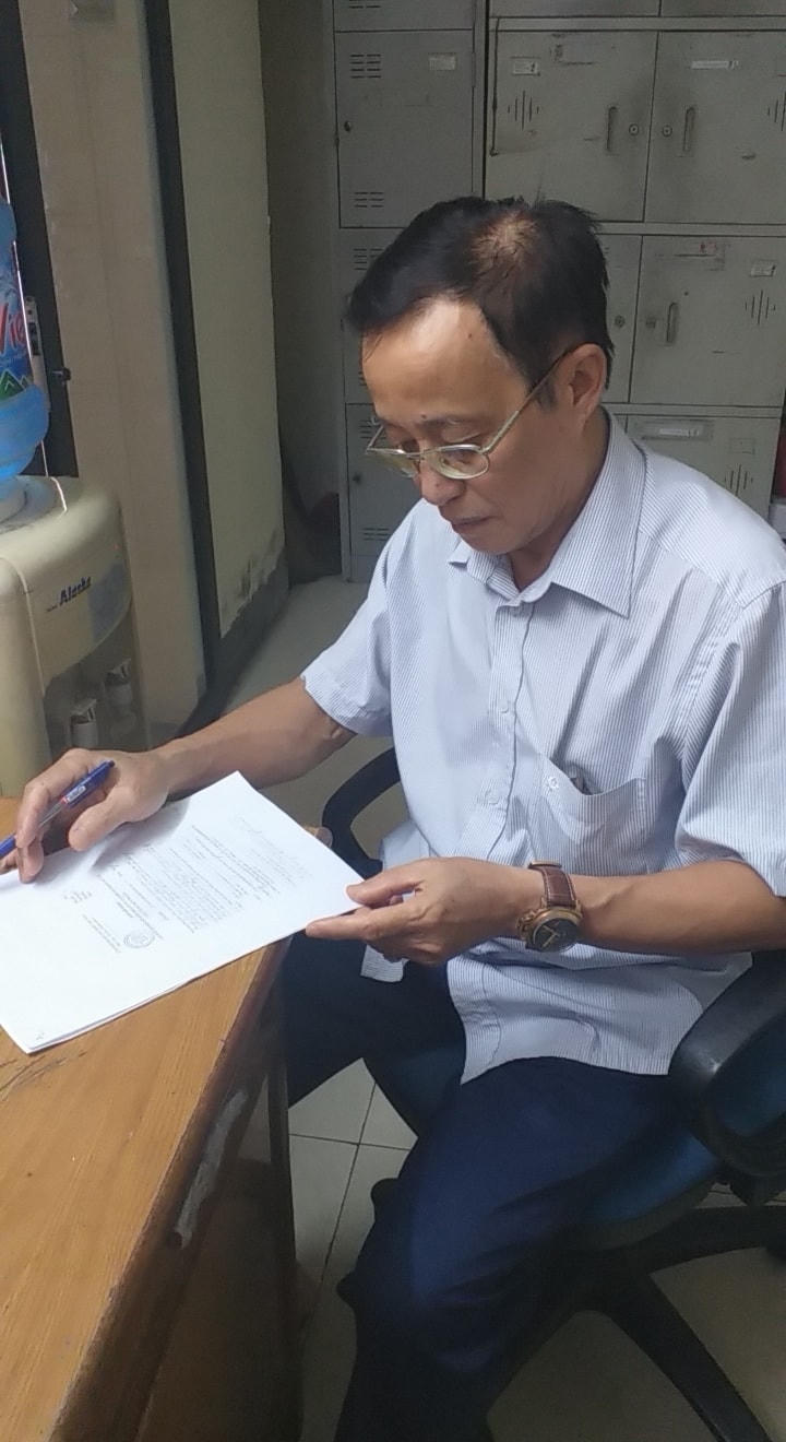 Ông Hoàng Tiến Lô với những lá đơn khiếu nại.