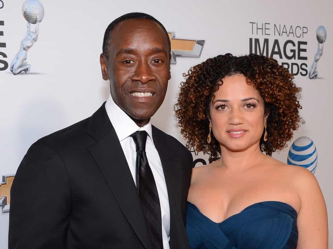 Don Cheadle - nam diễn viên đã đóng vai chính trong nhiều bộ phim của Marvel, bao gồm phim “Người sắt” và “Avengers: Age of Ultron”. Anh và nữ diễn viên Bridgid Coulter đã ở bên nhau từ đầu những năm 90.  
