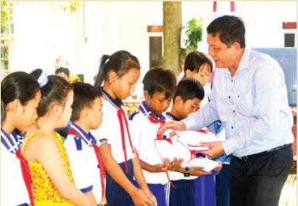 Lãnh đạo tỉnh Sóc Trăng tiếp nhận nguồn hỗ trợ.