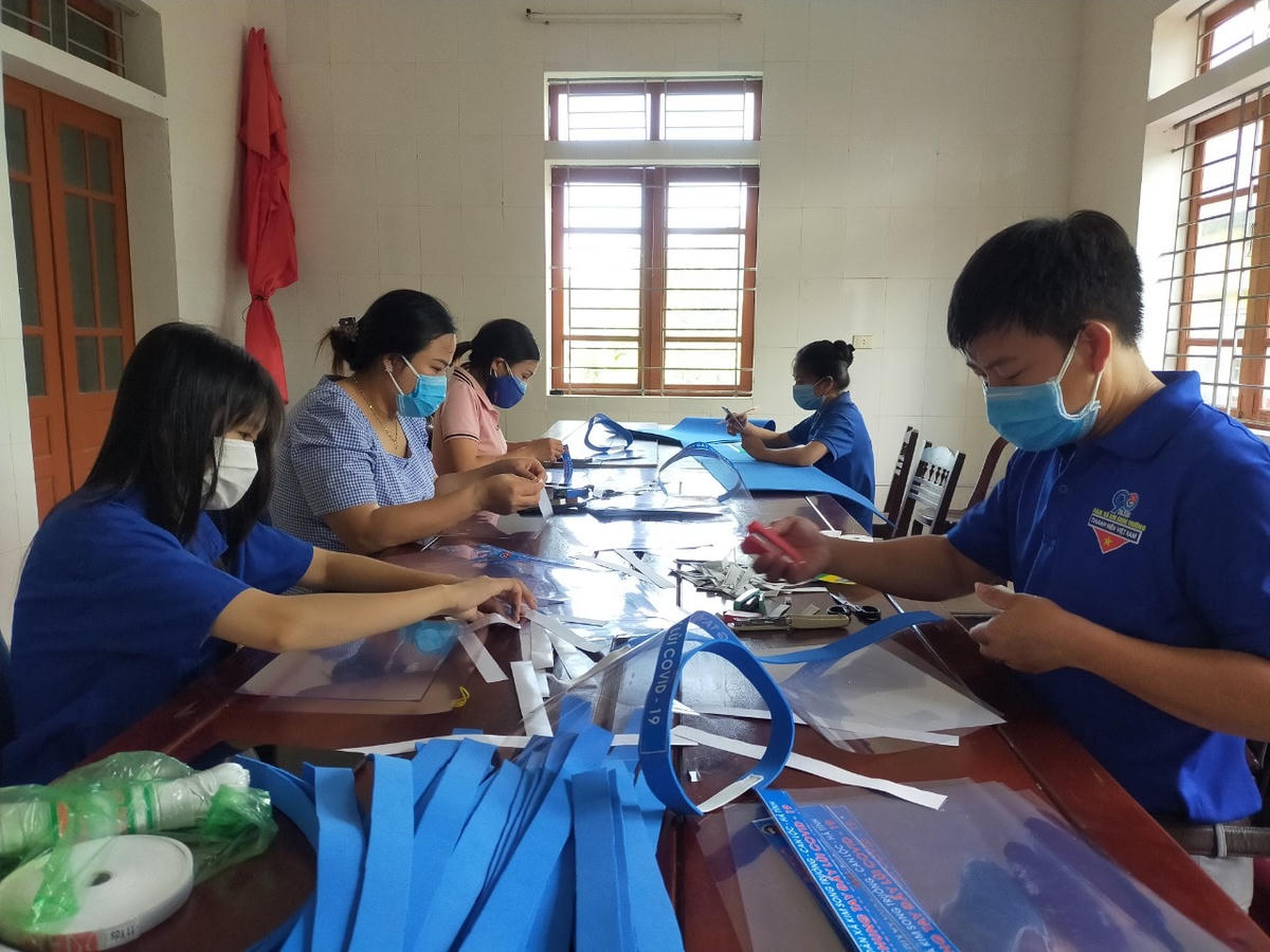Làm kính chắn giọt bắn để cung ứng cho lực lượng tuyến đầu chống dịch.  