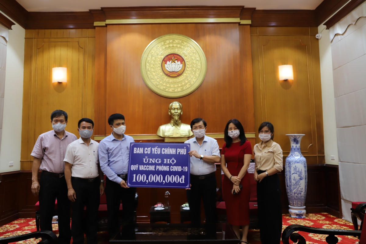 Phó Chủ tịch Nguyễn Hữu Dũng tiếp nhận ủng hộ từ Ban Cơ yếu Chính phủ.