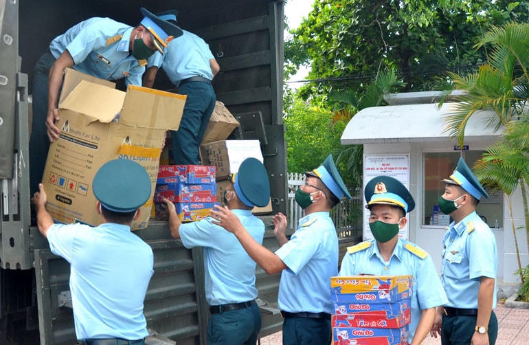 Huy động các nguồn lực đưa nhu yếu phẩm đến tận nơi để giúp đỡ người dân khắc phục khó khăn do dịch Covid-19.