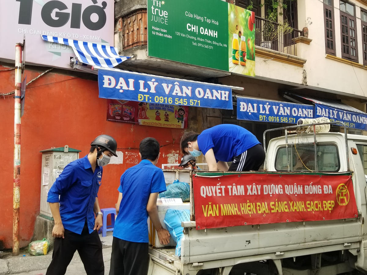 Tại đây có xe chuyên dụng với sự hỗ trợ của thanh niên tình nguyện. 