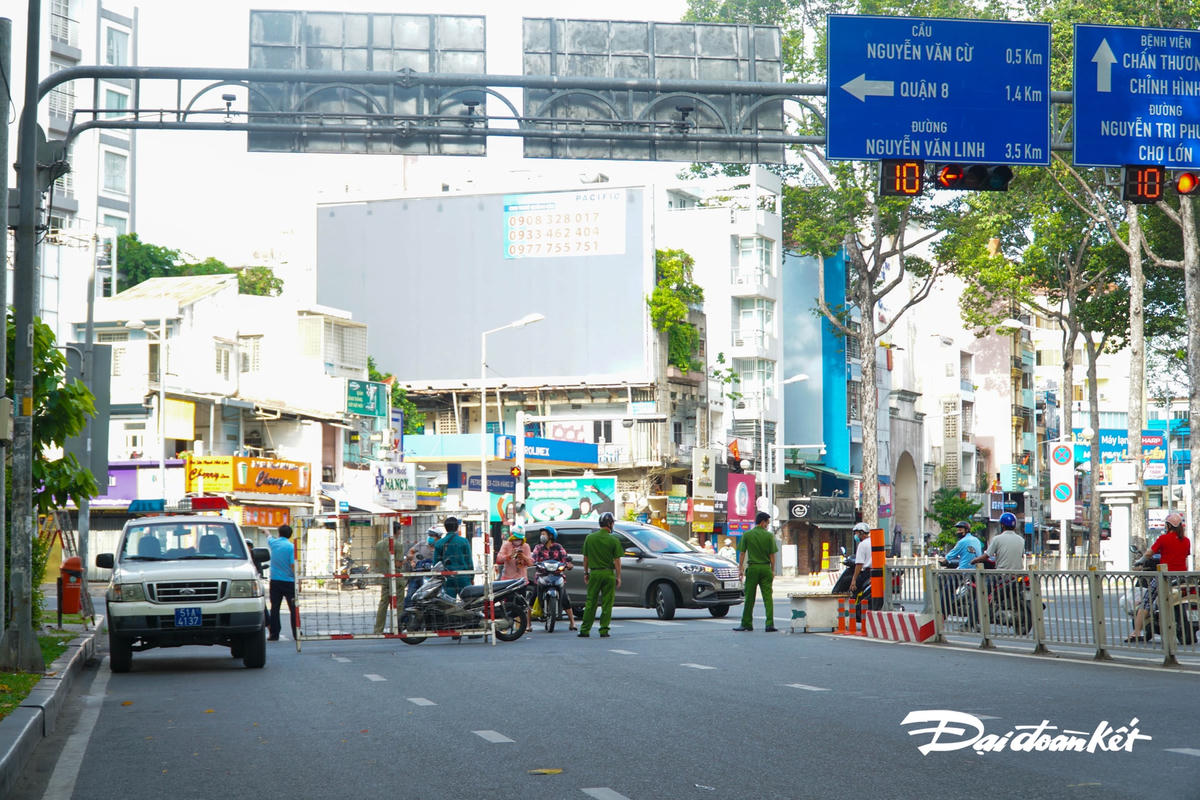 Chốt kiểm tra thông tin người và phương tiện trên các tuyến đường vào trung tâm Thành phố.