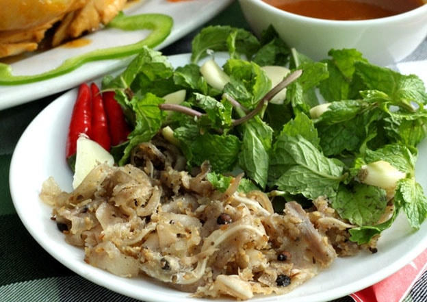 Thịt thái mỏng được nêm nếm gia vị cho vừa miệng.