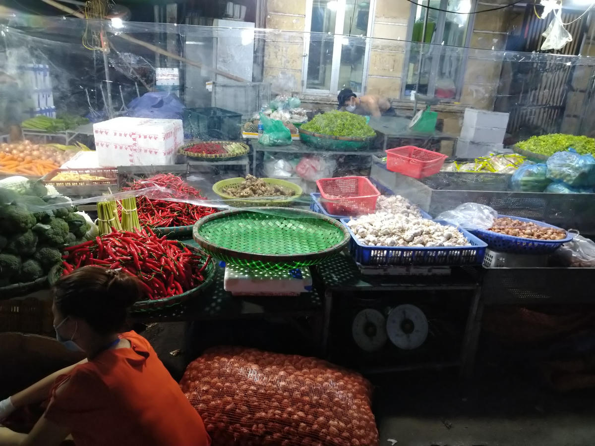Hà Nội: Chợ đầu mối phía Nam thắt chặt hoạt động khi mở cửa trở lại