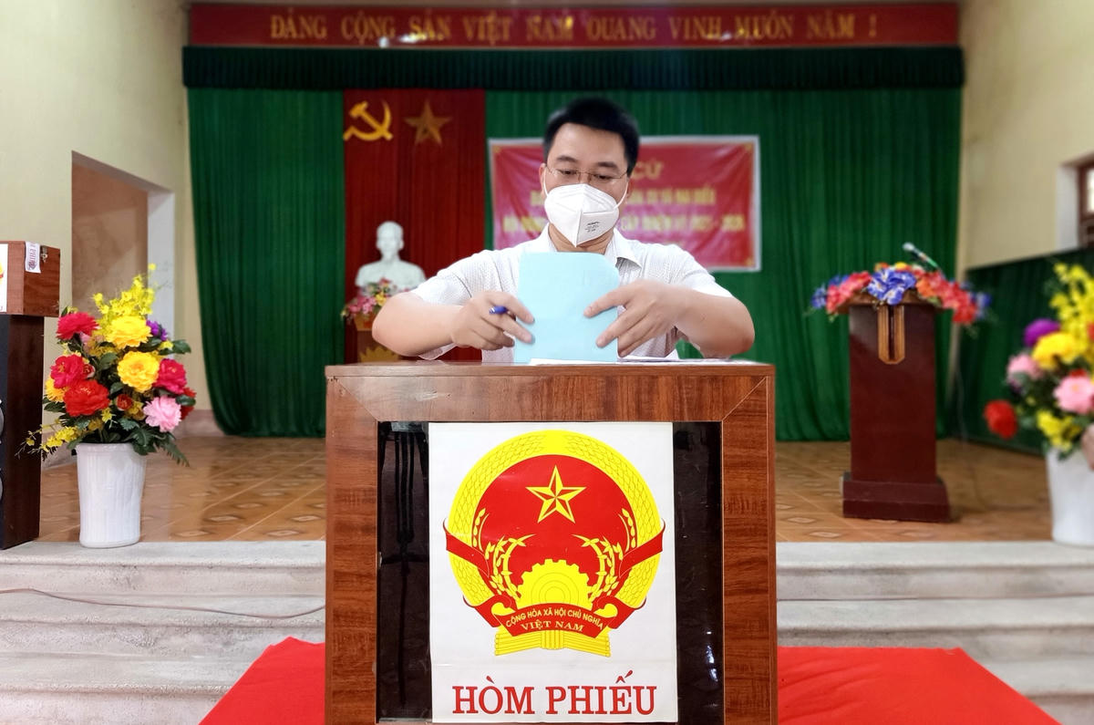 Ông Ngụy Văn Tuyên, Bí thư Huyện uỷ dự khai mạc và bỏ phiếu tại TDP số 1 (thị trấn An Châu).  