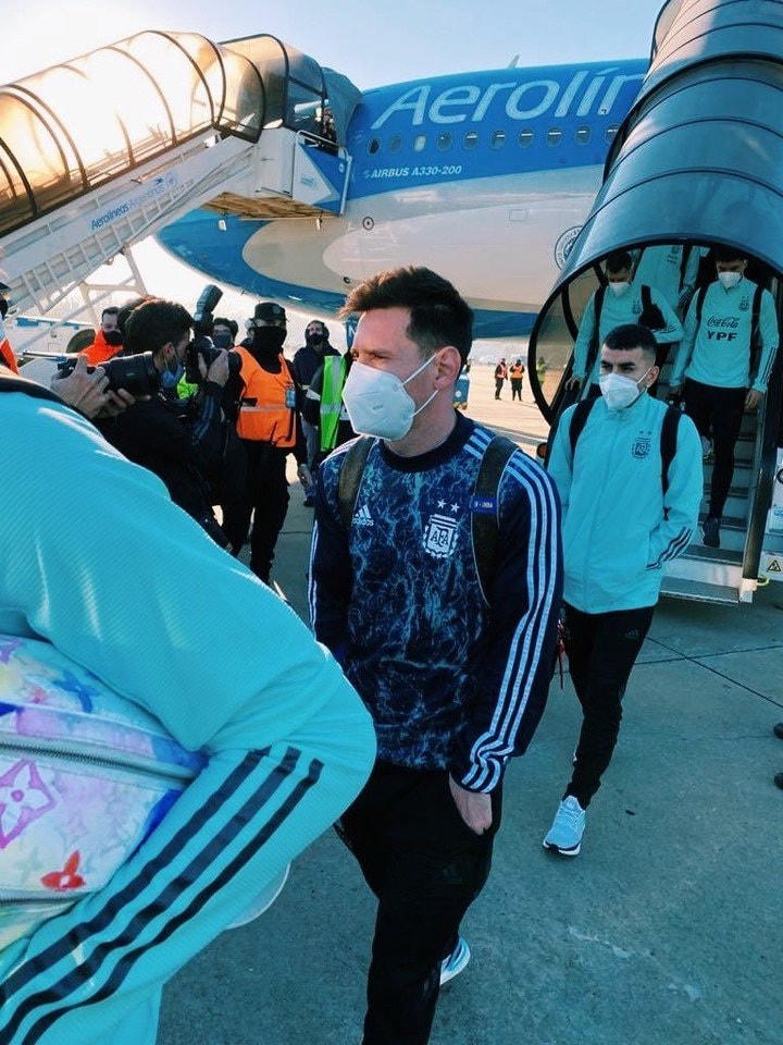 Messi và các đồng đội đặt chân xuống sân bay.