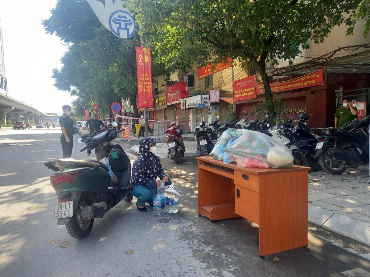 [ẢNH] Kiểm soát chặt, tiếp tục lấy mẫu xét nghiệm tại ngõ 328 và 330 Nguyễn Trãi
