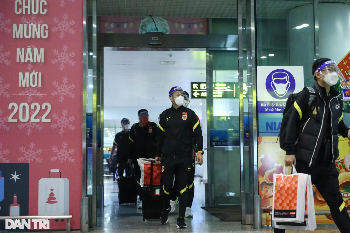 Đội tuyển Trung Quốc sang Việt Nam lần này với lực lượng hùng hậu lên tới gần 60 người cùng gần 10 tấn đồ đạc, hành lý đem theo.