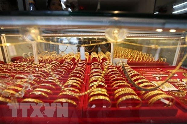 Giá dầu mỏ thế giới tăng mạnh trong khi giá vàng 'chạm đáy'