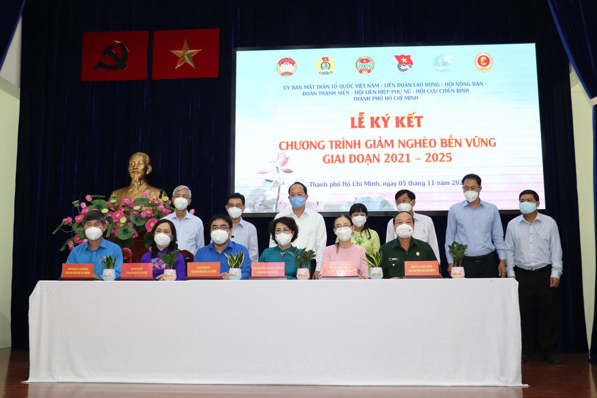 Các đại biểu chứng kiến nghi thức ký kết chương trình phối hợp giữa các bên tại hội nghị.