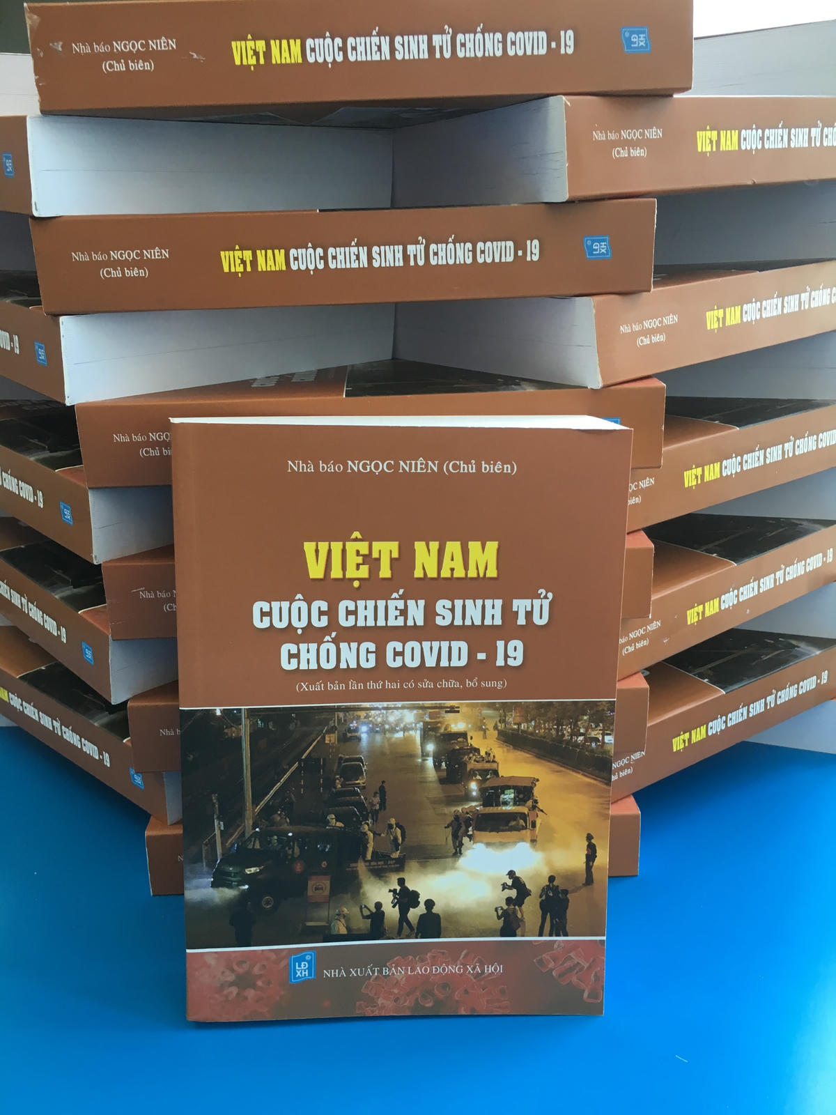 Bìa cuốn sách Việt Nam - Cuộc chiến sinh tử chống Covid-19.