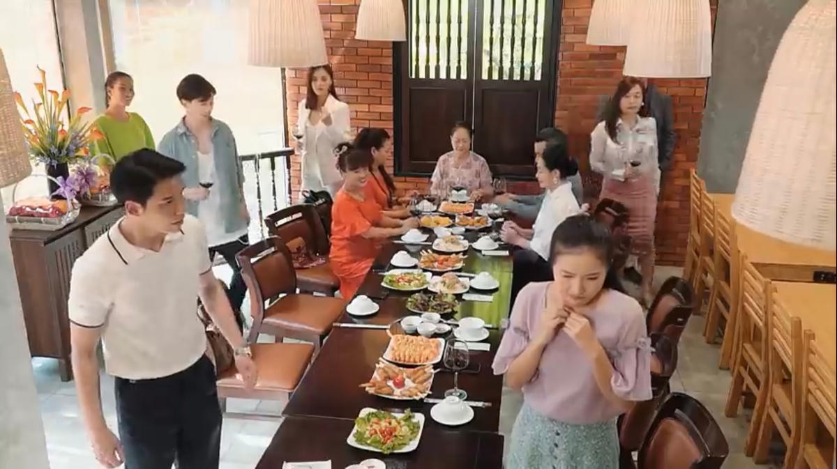 Dũng phát hiện ra sự có mặt của Diệp trong bữa cơm gia đình. Ảnh: CMH