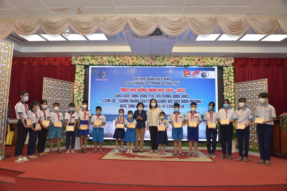 Học sinh vùng đồng bào dân tộc thiểu số, học sinh vùng biển đảo, học sinh bị ảnh hưởng bởi dịch Covid-19 nhận học bổng Vừ A Dính.