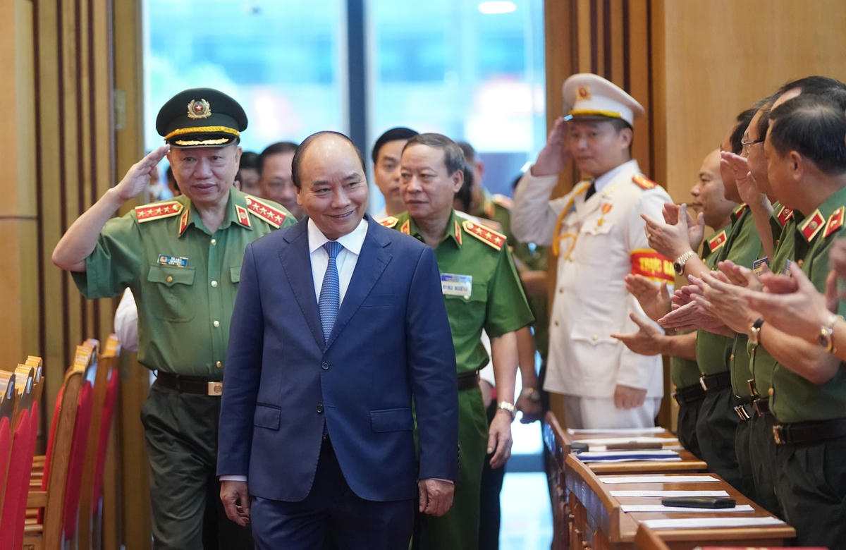 Thủ tướng Nguyễn Xuân Phúc cùng các đồng chí lãnh đạo Bộ Công an. Ảnh VGP.