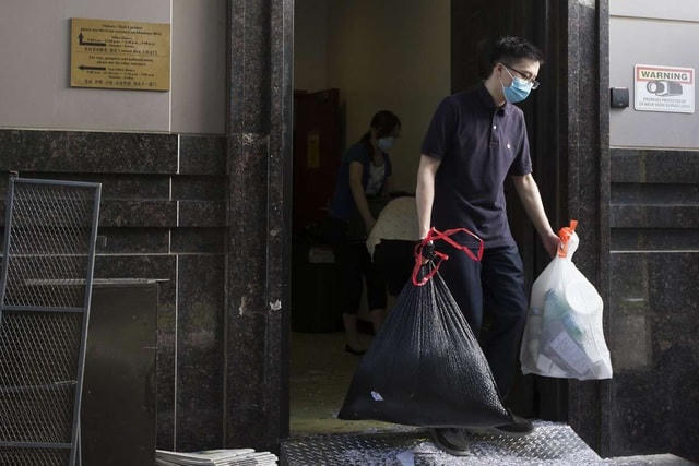 Nhiều tài liệu, giấy tờ đã được hủy trước khi các nhân viên ngoại giao Trung Quốc rời đi. (Ảnh: Houston Chronicle).