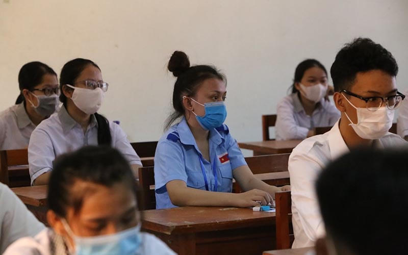 Thí sinh người Lào (áo xanh) dự thi tốt nghiệp THPT tại tỉnh Quảng Bình.