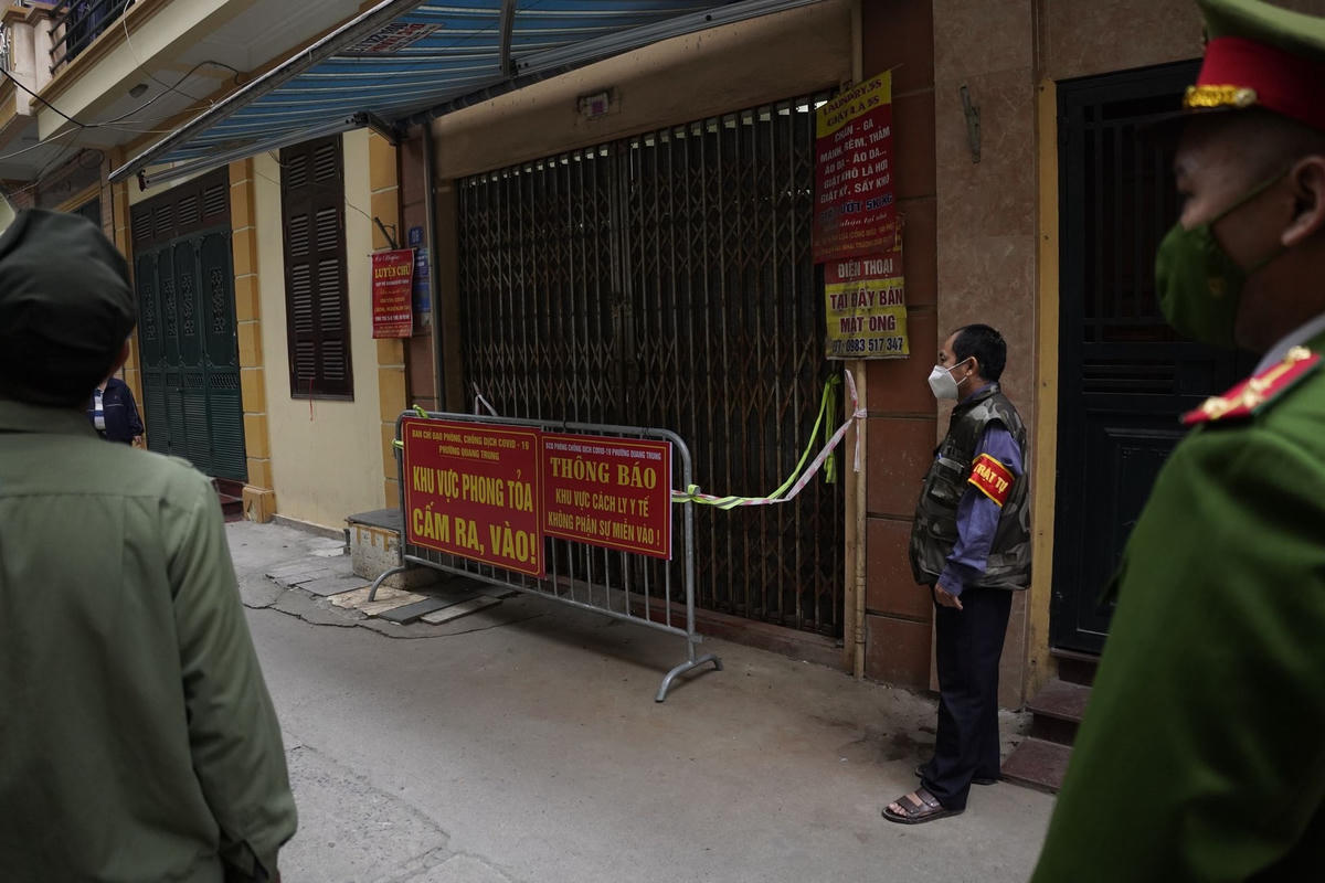 Giám sát người cách ly y tế tại nhà ở phường Quang Trung, quận Hà Đông, Hà Nội. Ảnh: Phạm Đông.