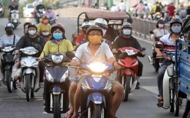 Ban soạn thảo đã bỏ quy định phải bật đèn xe máy hoặc đèn nhận diện cả ngày khi tham gia giao thông trong dự thảo lần 2 (ảnh minh họa).
