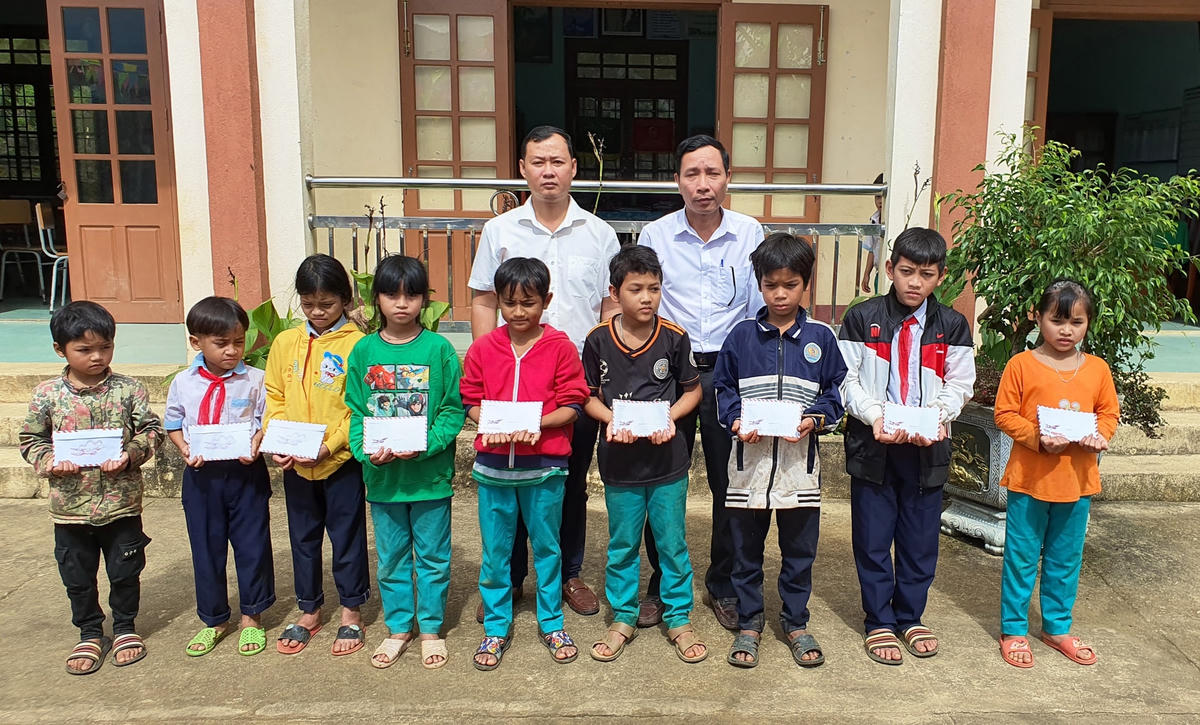 Trao quà cho các em học sinh Tiểu học có hoàn cảnh khó khăn ở xã Trà Vân.